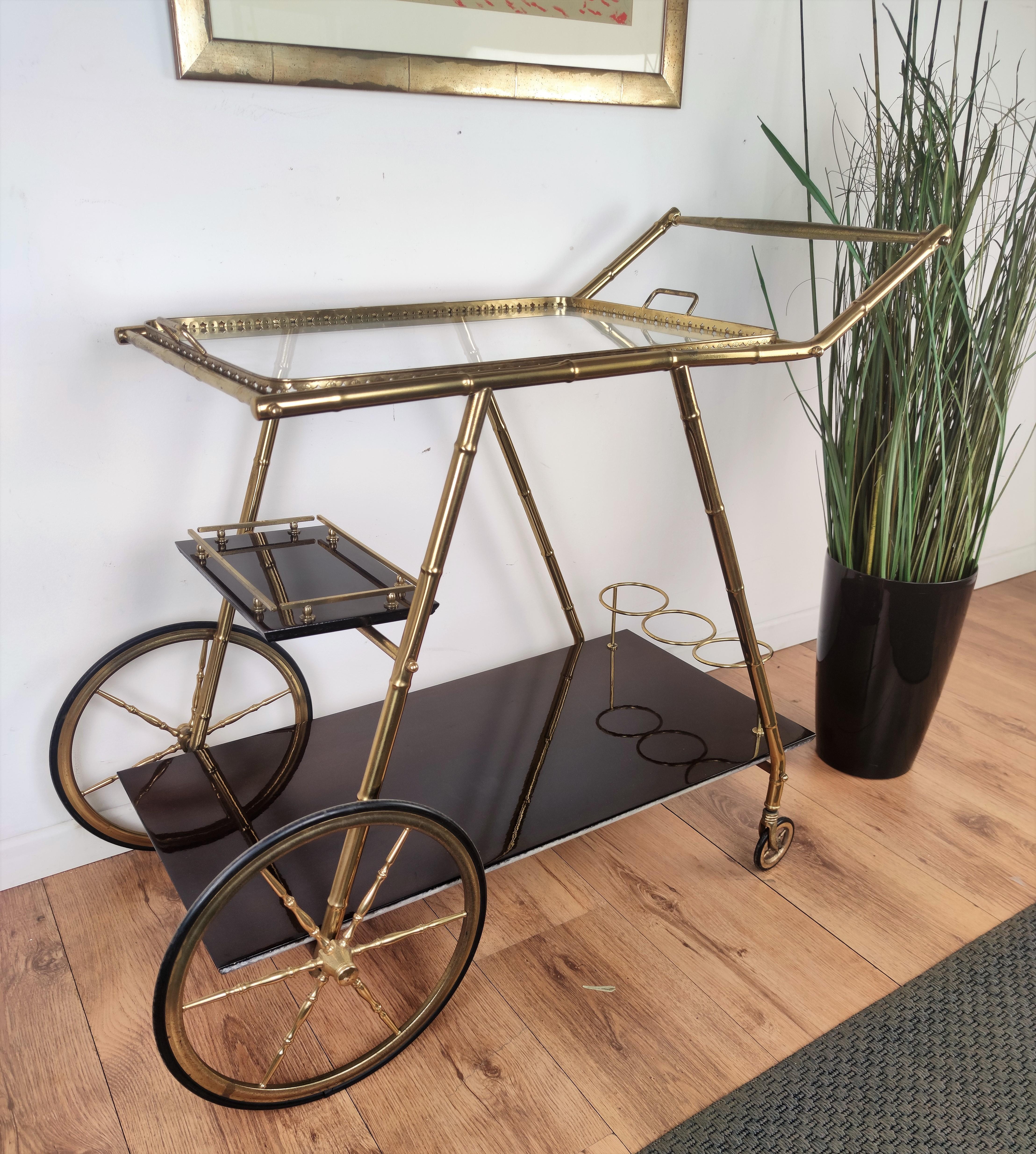 Two-Tier Brass and Glass Bar Cart with Removable Top Tray, Italy, 1970s In Good Condition For Sale In Carimate, Como