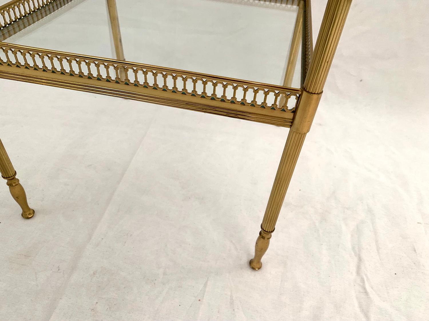 Two-Tier Brass and Glass End Table In Good Condition In Brussels, Brussels