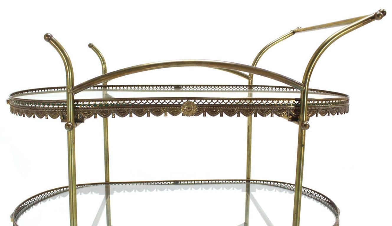 Zweistöckiger Servierwagentisch aus Messing und Glas mit abnehmbaren Servierschalen im Zustand „Gut“ im Angebot in Rockaway, NJ