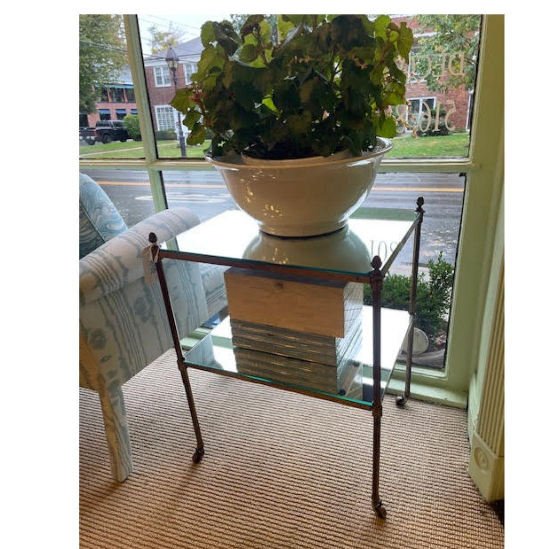 Two Tier Brass & Mirror Side Table on Casters (20. Jahrhundert) im Angebot