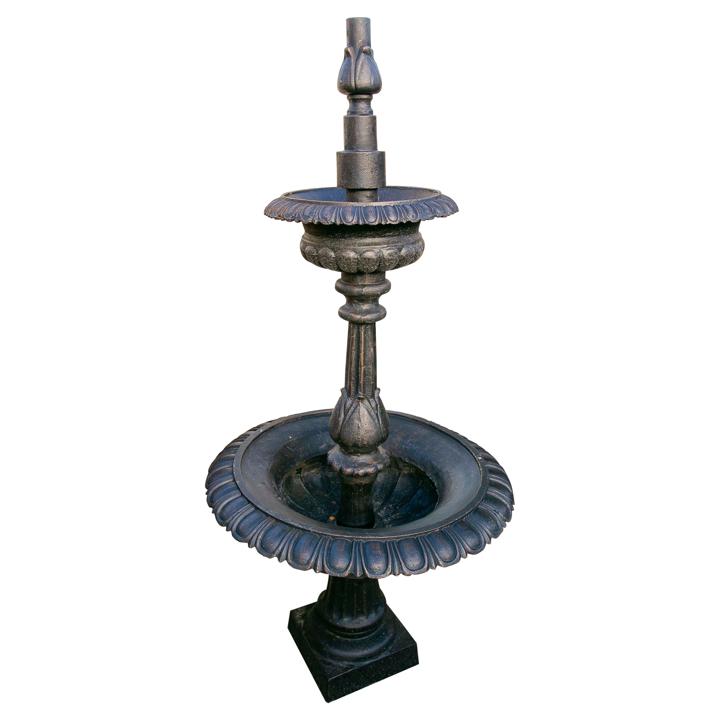 Zweistöckige Brunnenplatte aus Gusseisen mit klassischem geriffelten Design