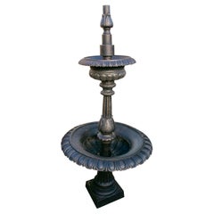 Plat de fontaine à deux étages en fonte avec design cannelé classique