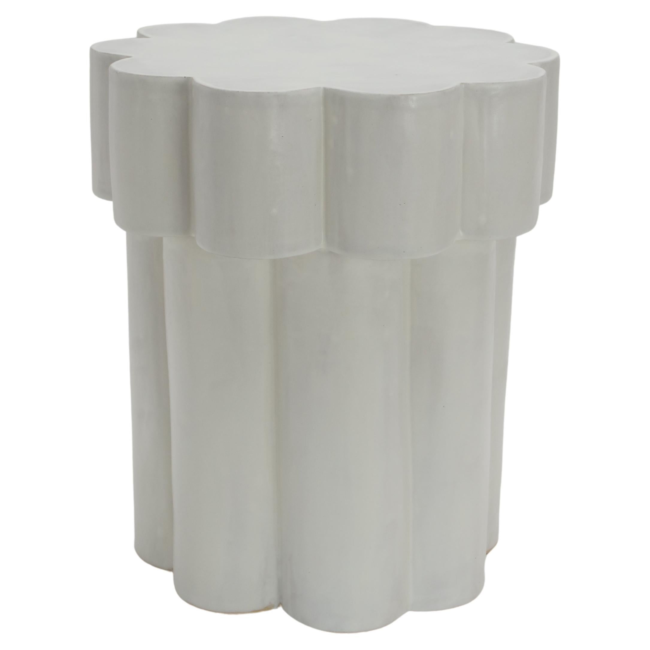 Zweistöckiger Wolken-Beistelltisch und Hocker aus Keramik in Marshmallow von BZIPPY im Angebot