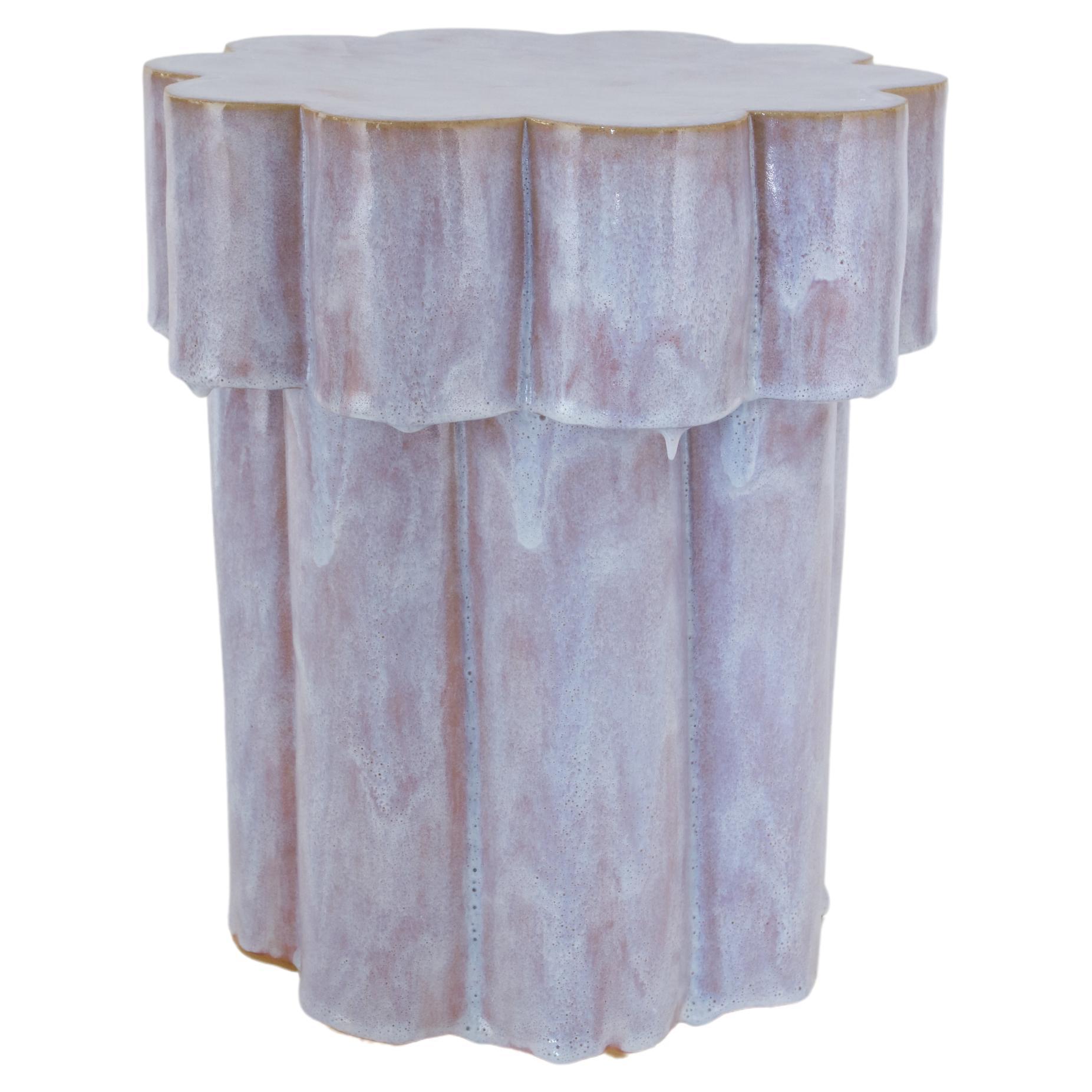 Table d'appoint à deux niveaux en céramique et tabouret en forme de nuage en glace rose par BZIPPY