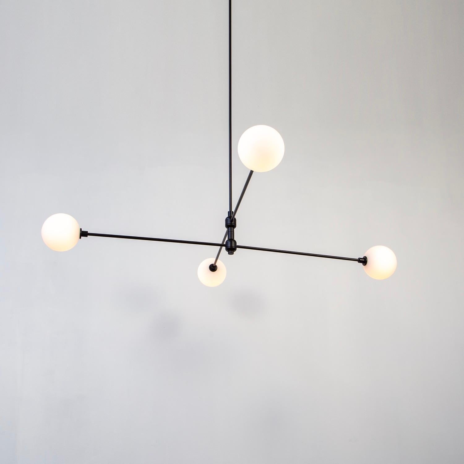 Cette annonce concerne un lustre à deux niveaux en noir. 

Les bras de ce luminaire sont rotatifs, ce qui permet de configurer le luminaire lors de l'installation. La lumière peut également être utilisée comme un luminaire linéaire en fonction de la