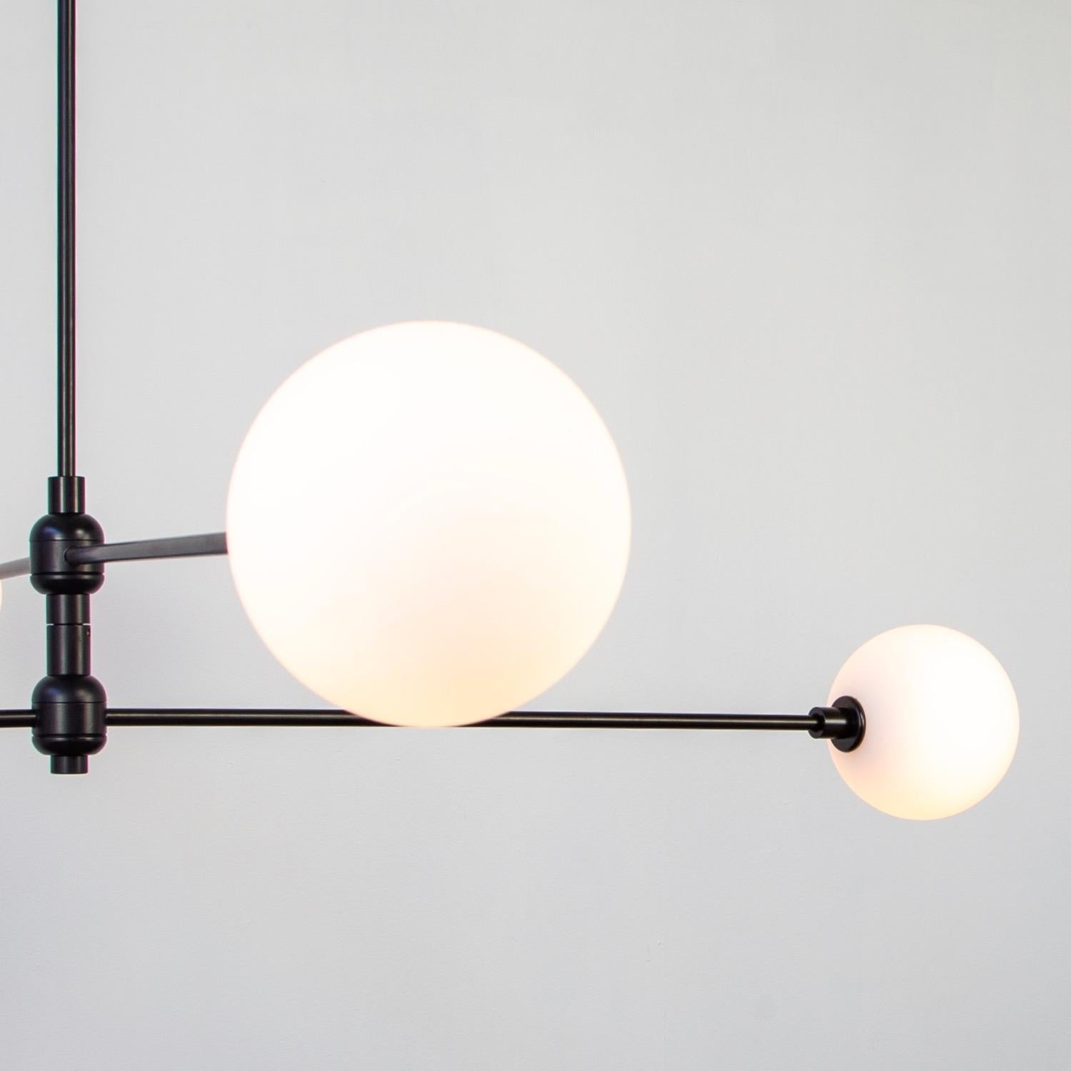 Lustre à deux niveaux par RESEARCH Lighting, grand verre, noir, fait sur commande Neuf - En vente à Brooklyn, NY