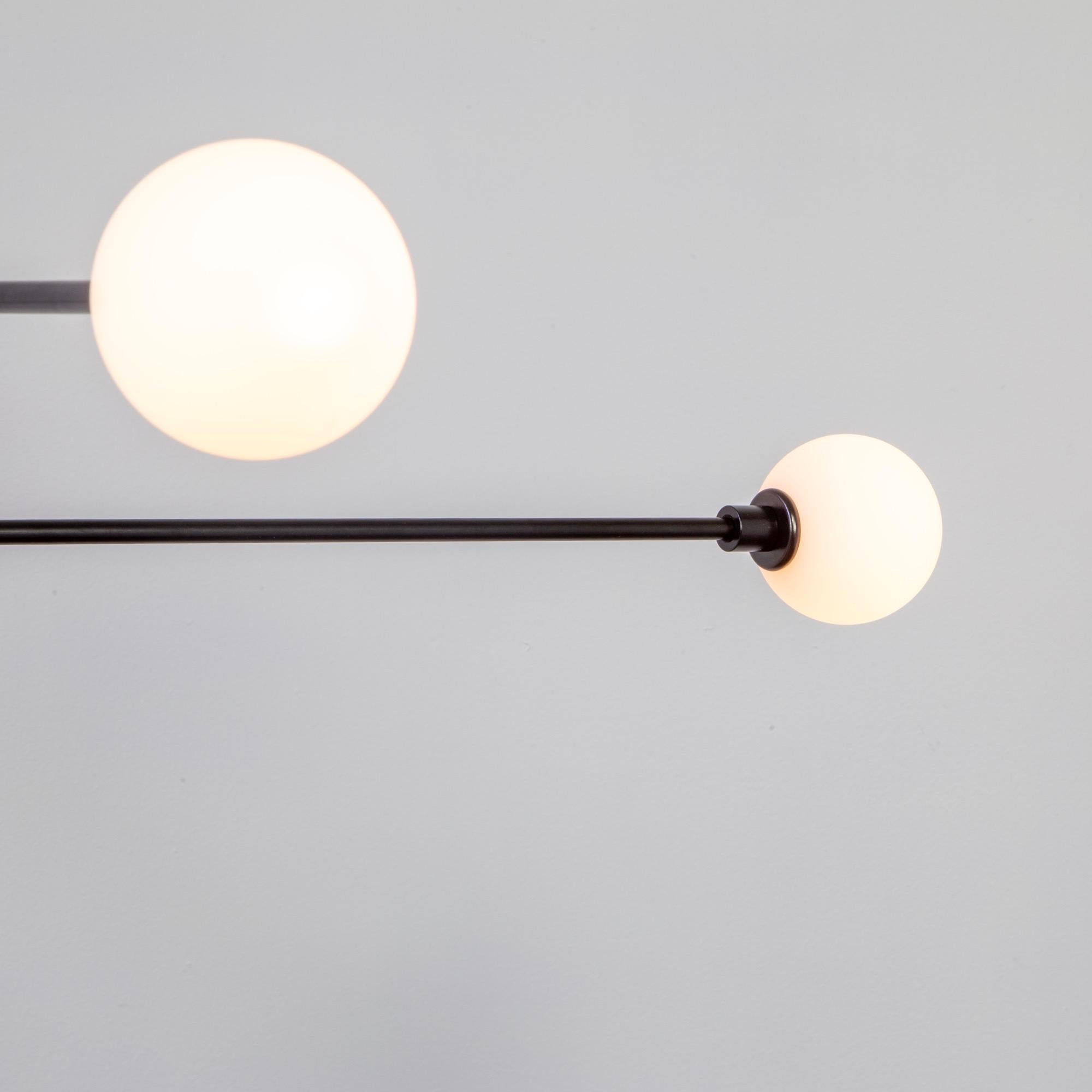 Lampadario a due piani, prototipo, piccoli globi di vetro, nero, realizzato su ordinazione In condizioni Nuovo in vendita a Brooklyn, NY