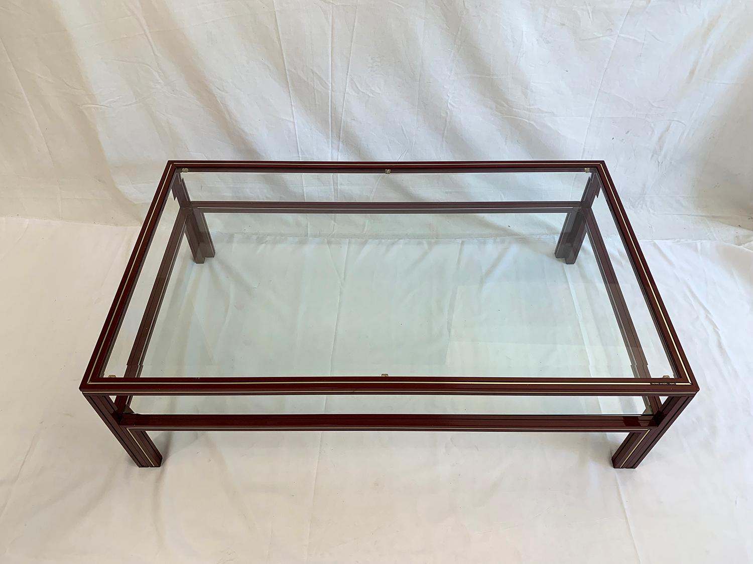 Very nice coffee table with two levels designed by Pierre Vandel, 1970s. The painted metal structure in beautiful red burgundy offers two clear glass trays one of which is beveled. The table is in very good condition.

Très belle table basse à