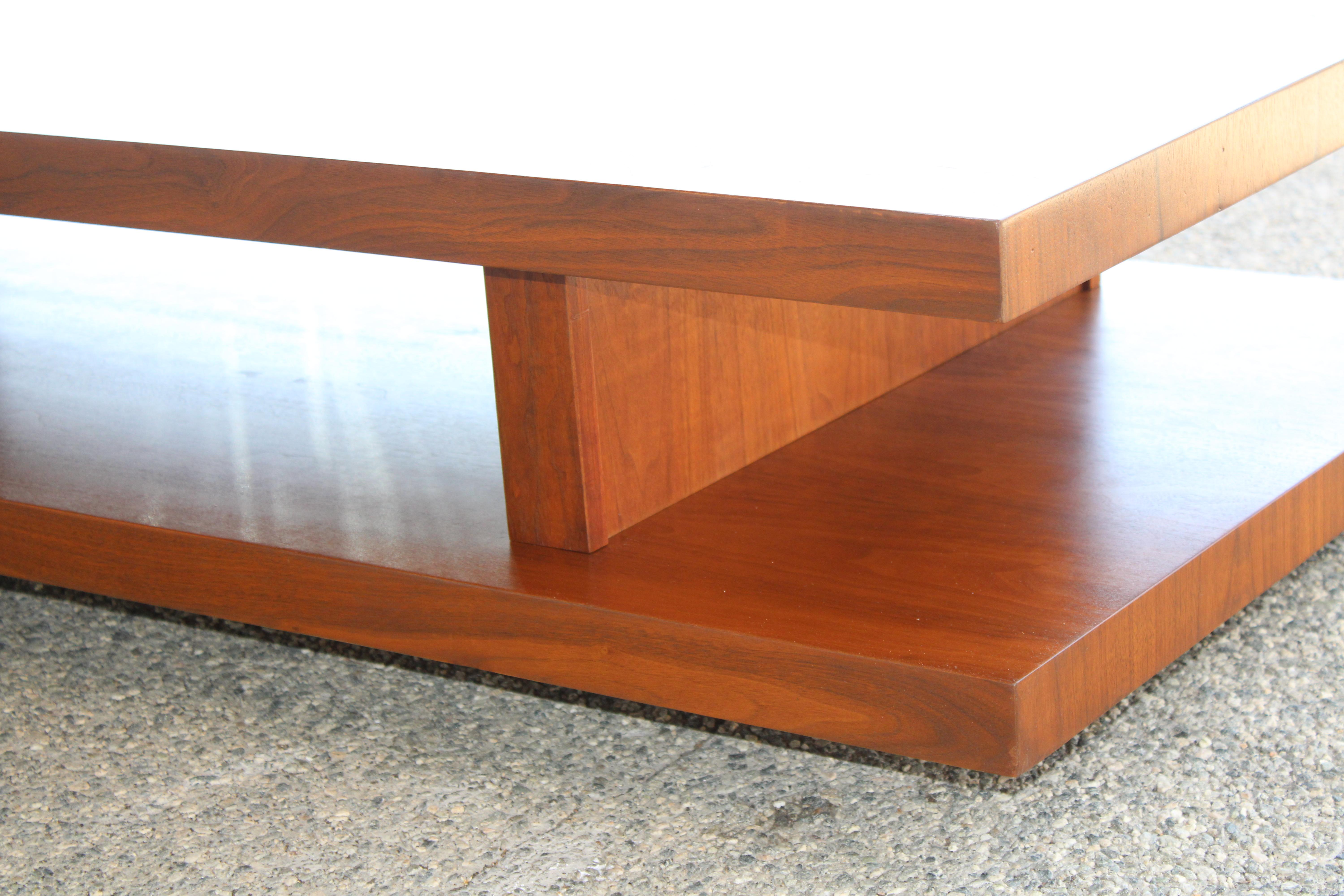 Verre Table basse à deux niveaux sur roulettes, style Van Keppel Green (VKG), plateau en verre en vente