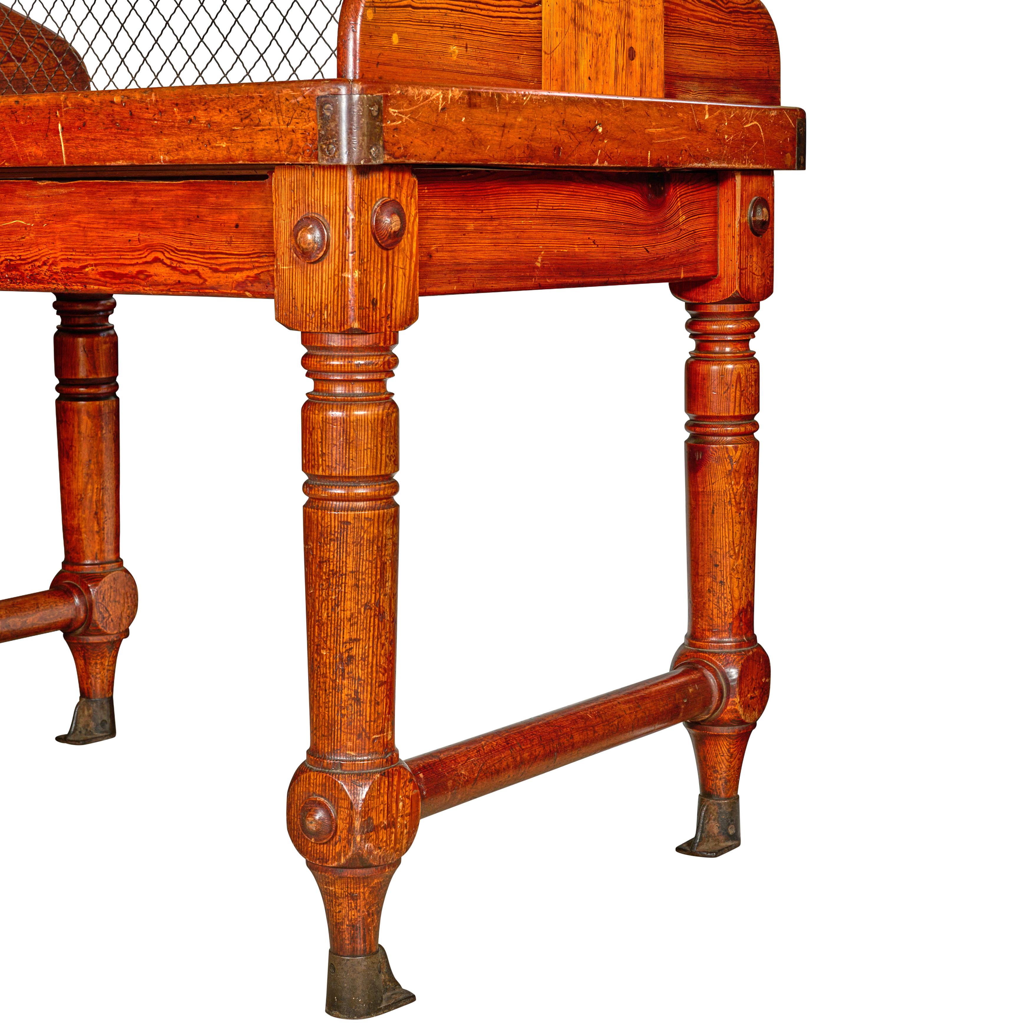 Schreibtisch mit zwei Etagen und kühlen Eisenfüßen aus einem Schiffs Postamt (Holz) im Angebot
