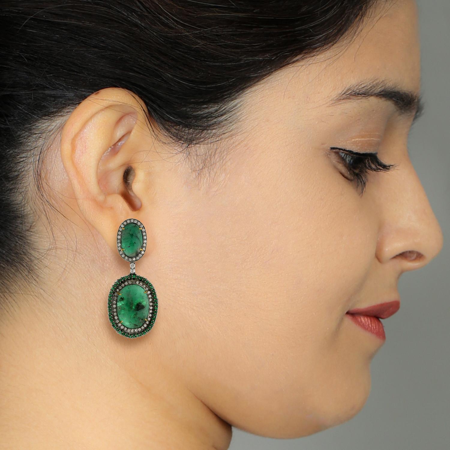 Art Déco Orecchini pendenti con smeraldo a due livelli e diamanti in oro giallo 18 carati in vendita