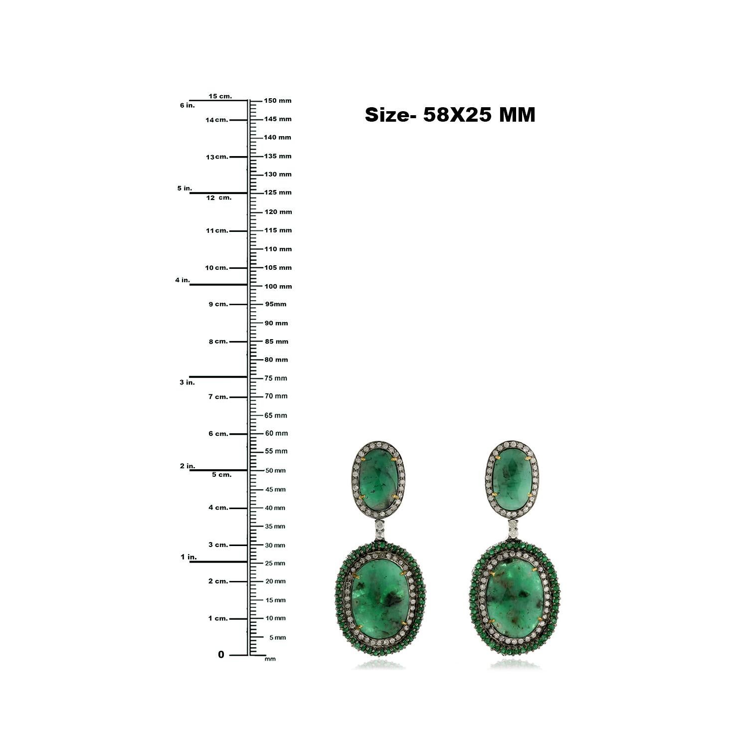 Taglio misto Orecchini pendenti con smeraldo a due livelli e diamanti in oro giallo 18 carati in vendita