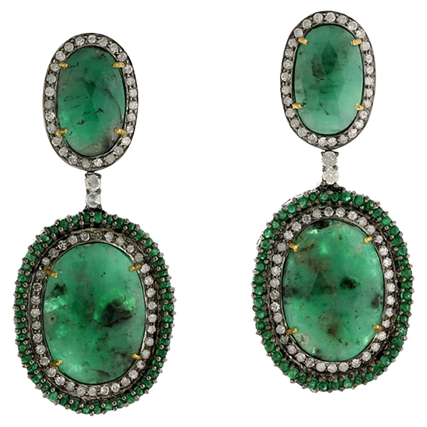 Orecchini pendenti con smeraldo a due livelli e diamanti in oro giallo 18 carati