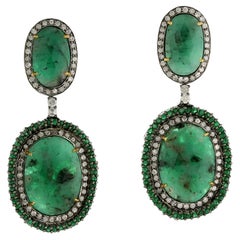 Orecchini pendenti con smeraldo a due livelli e diamanti in oro giallo 18 carati