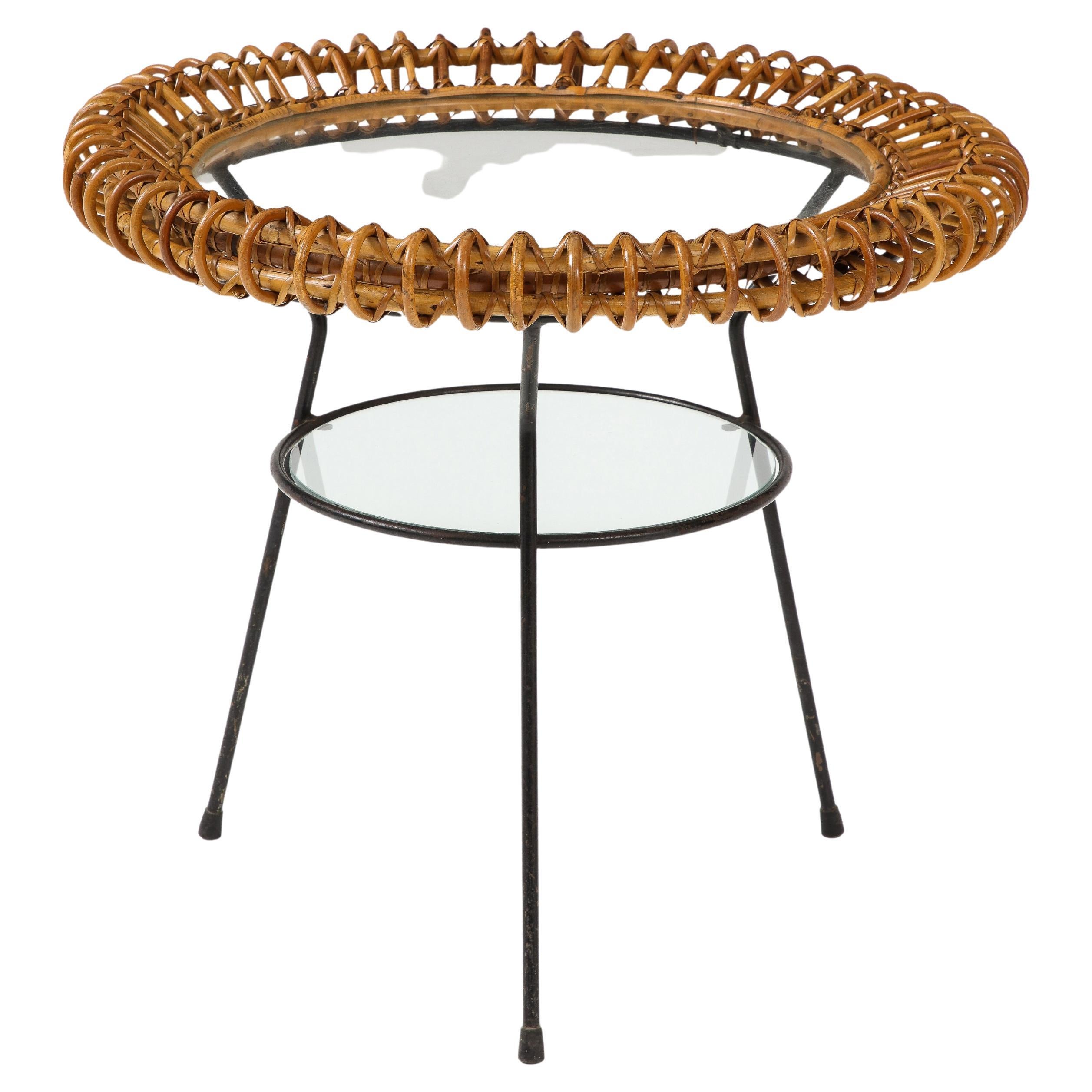 Table d'appoint en verre à deux niveaux en bambou, rotin et métal en vente
