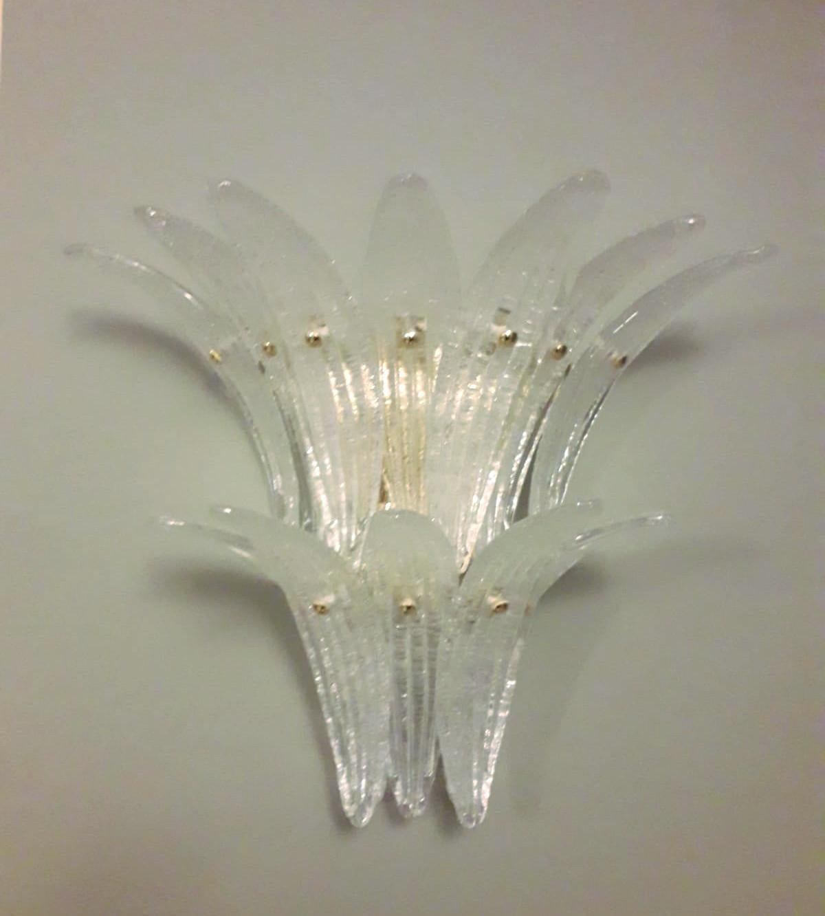 Aplique italiano con hojas transparentes de cristal de Murano soplado a mano con la técnica Graniglia para producir un efecto de textura granulada, montado sobre un marco de metal acabado en oro / Made in Italy
Medidas: Alto 15 pulgadas, ancho 19