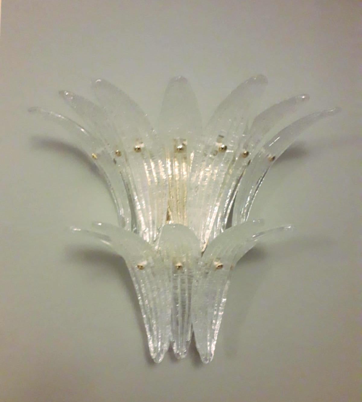 Aplique italiano con hojas transparentes de cristal de Murano soplado a mano con la técnica Graniglia para producir un efecto de textura granulada, montado sobre un marco de metal acabado en oro / Made in Italy
Medidas: Alto 15 pulgadas, ancho 19