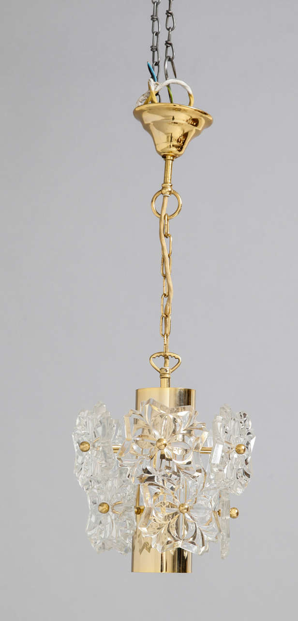 A small chandelier designed by Kinkeldey in the 1970s, brass gilt frame with crystal-faceted flowers, a jewel for a small space.