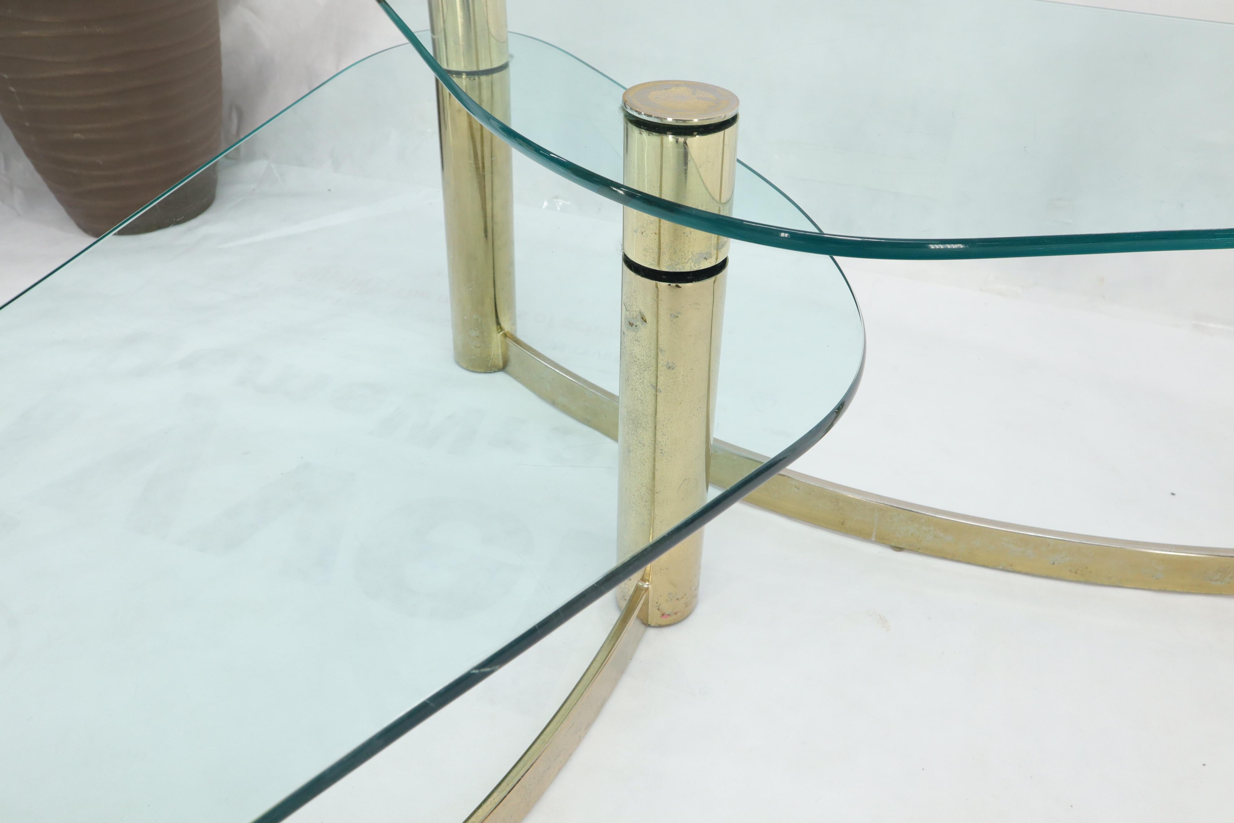20ième siècle Table basse en forme de rein organique à deux niveaux en verre et laiton en forme de « L » en vente