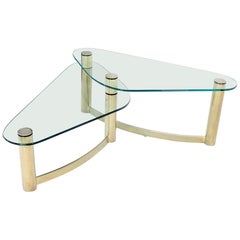 Table basse en forme de rein organique à deux niveaux en verre et laiton en forme de « L »