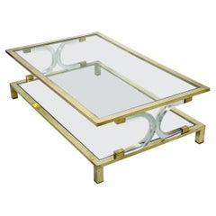 Tavolino a due piani in lucite e ottone nello stile di Charles Hollis Jones.
