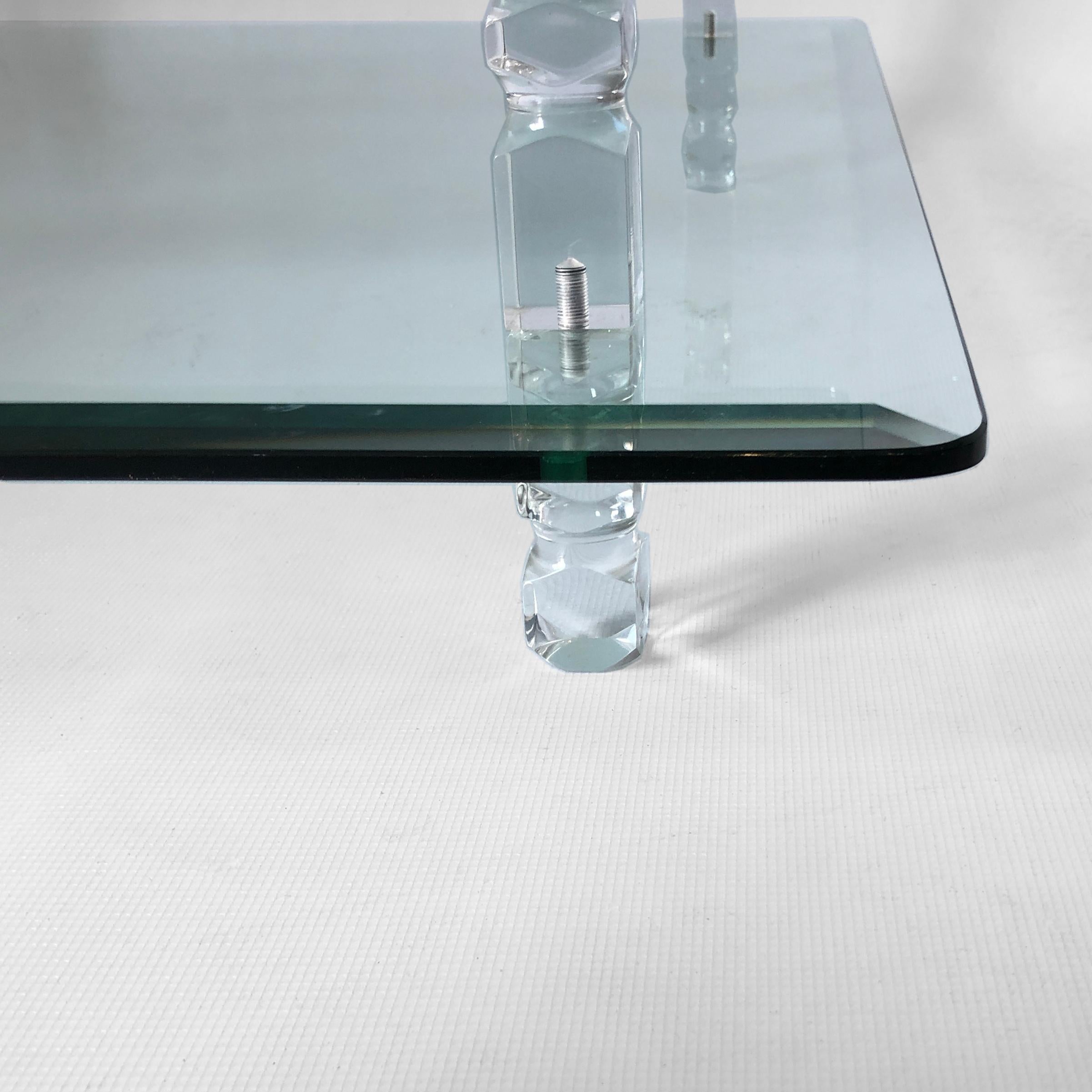 Table basse à deux plateaux en verre lucite et laiton 1970 Moderniste Charles Hollis Jones en vente 3