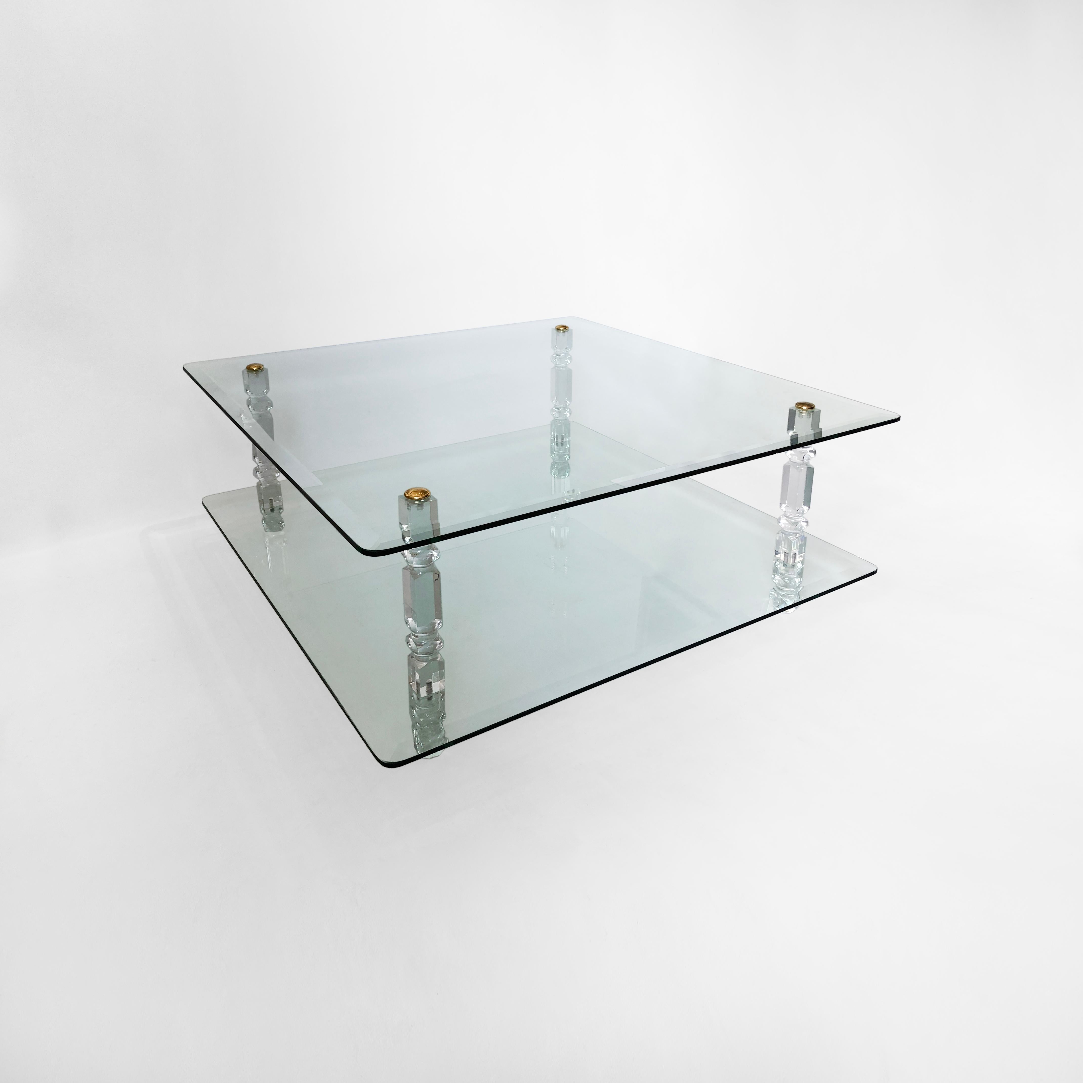 Postmoderne Table basse à deux plateaux en verre lucite et laiton 1970 Moderniste Charles Hollis Jones en vente