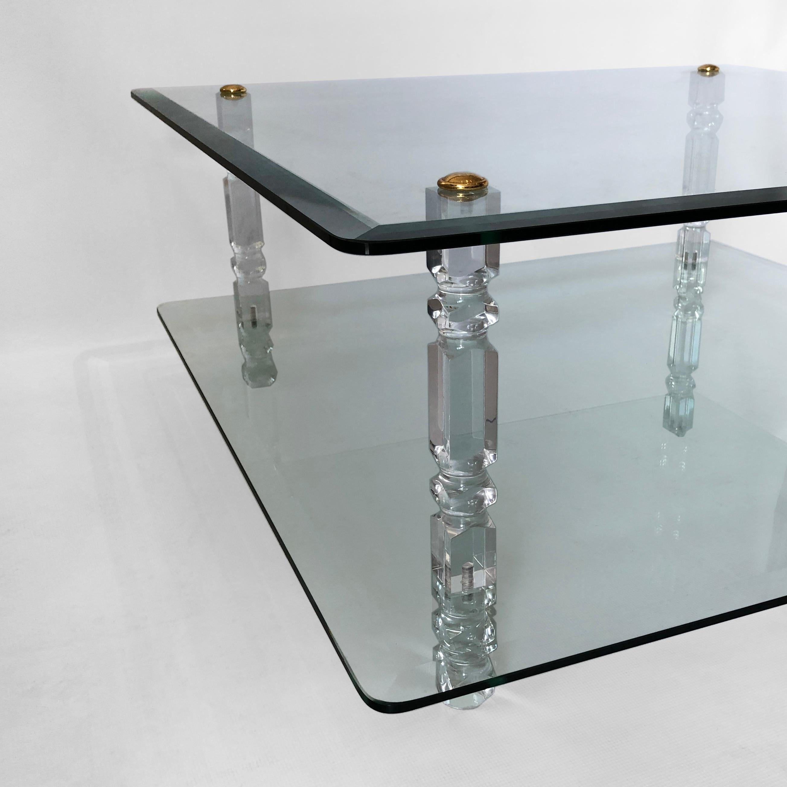 Laiton Table basse à deux plateaux en verre lucite et laiton 1970 Moderniste Charles Hollis Jones en vente