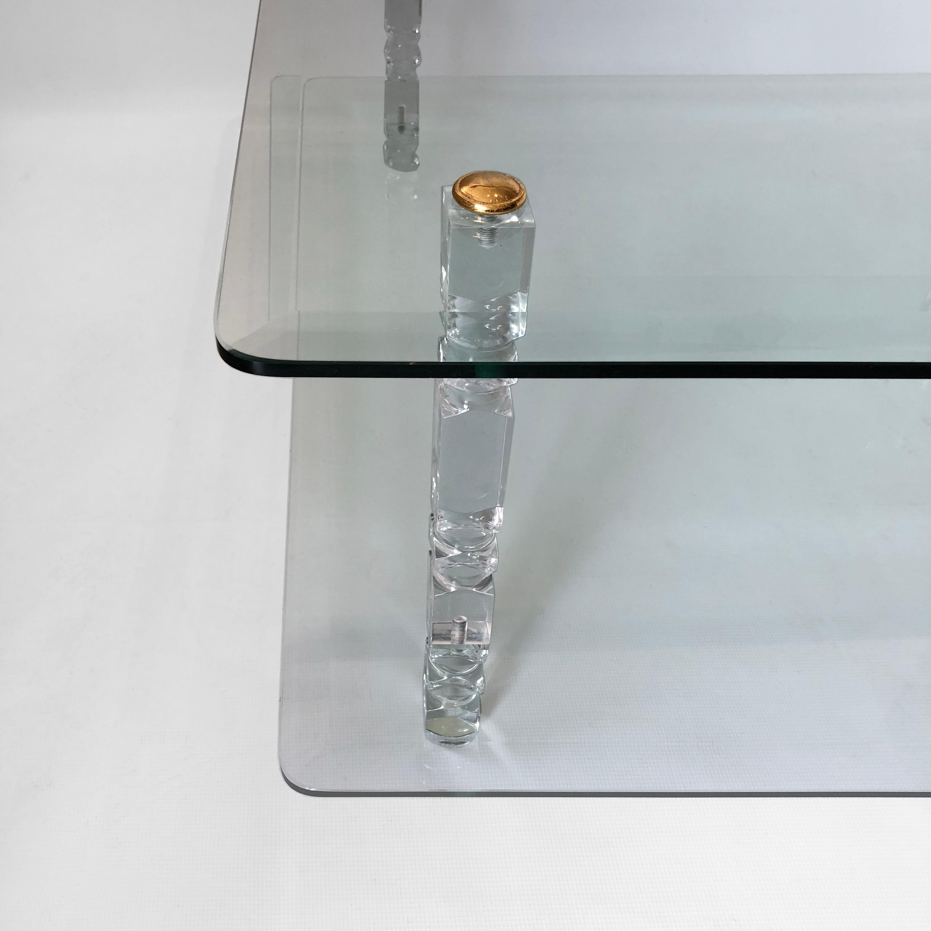 Table basse à deux plateaux en verre lucite et laiton 1970 Moderniste Charles Hollis Jones en vente 1