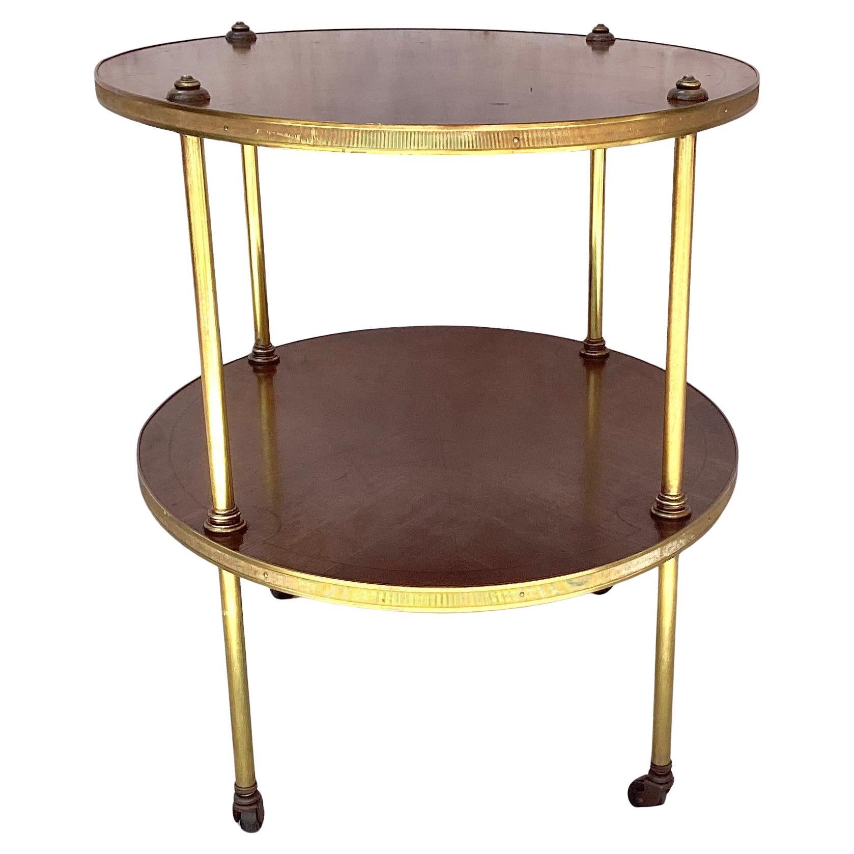 Table d'appoint à deux niveaux en acajou et laiton Hollywood Regency Bon état - En vente à Bradenton, FL