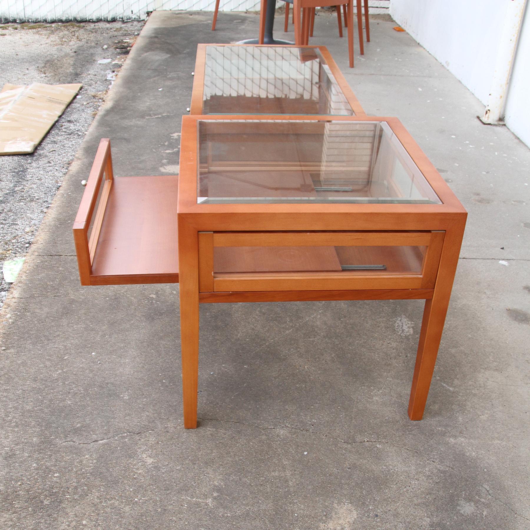 Two Tier Modern Display Side Table In Good Condition For Sale In Pasadena, TX
