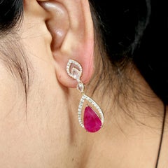 Boucles d'oreilles pendantes en or blanc 18k avec diamants et rubis du Mozambique à deux niveaux