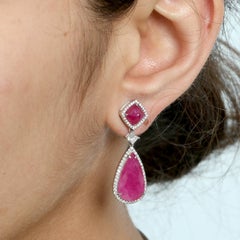 Boucles d'oreilles pendantes en or blanc 18k avec diamants et rubis du Mozambique à deux niveaux
