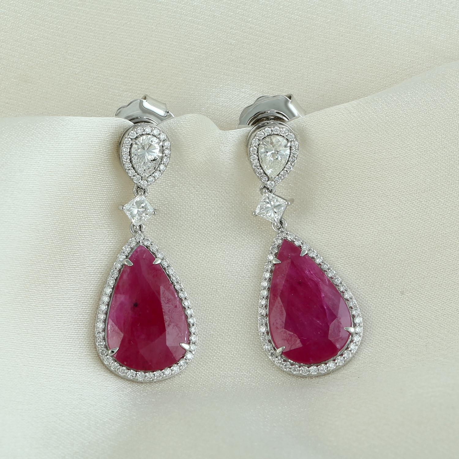 Pendientes Colgantes De Dos Tallas De Rubí De Mozambique Con Diamantes En Oro Blanco De 18k Art Decó en venta