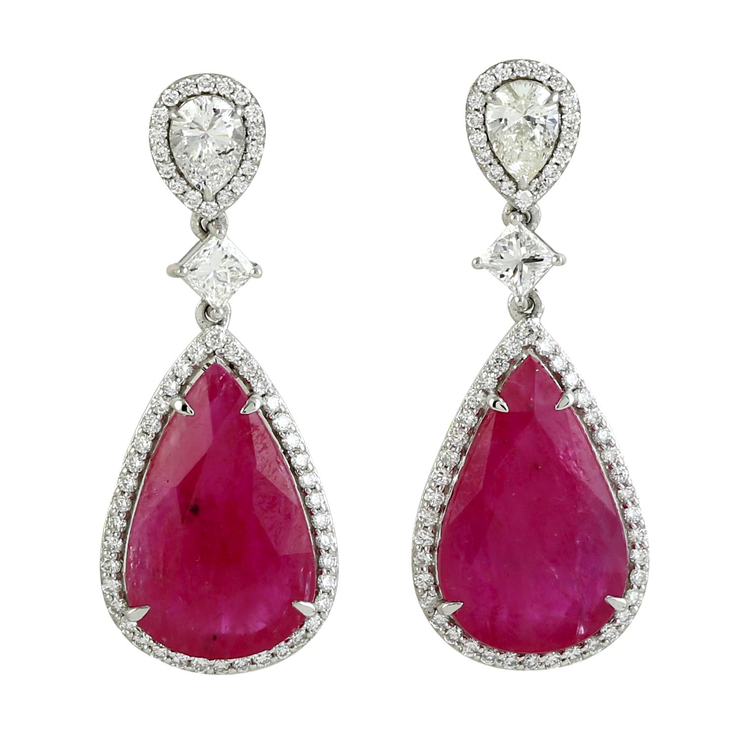 Pendientes Colgantes De Dos Tallas De Rubí De Mozambique Con Diamantes En Oro Blanco De 18k Corte mixto en venta