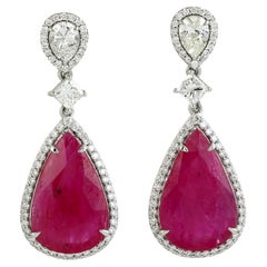Pendientes Colgantes De Dos Tallas De Rubí De Mozambique Con Diamantes En Oro Blanco De 18k