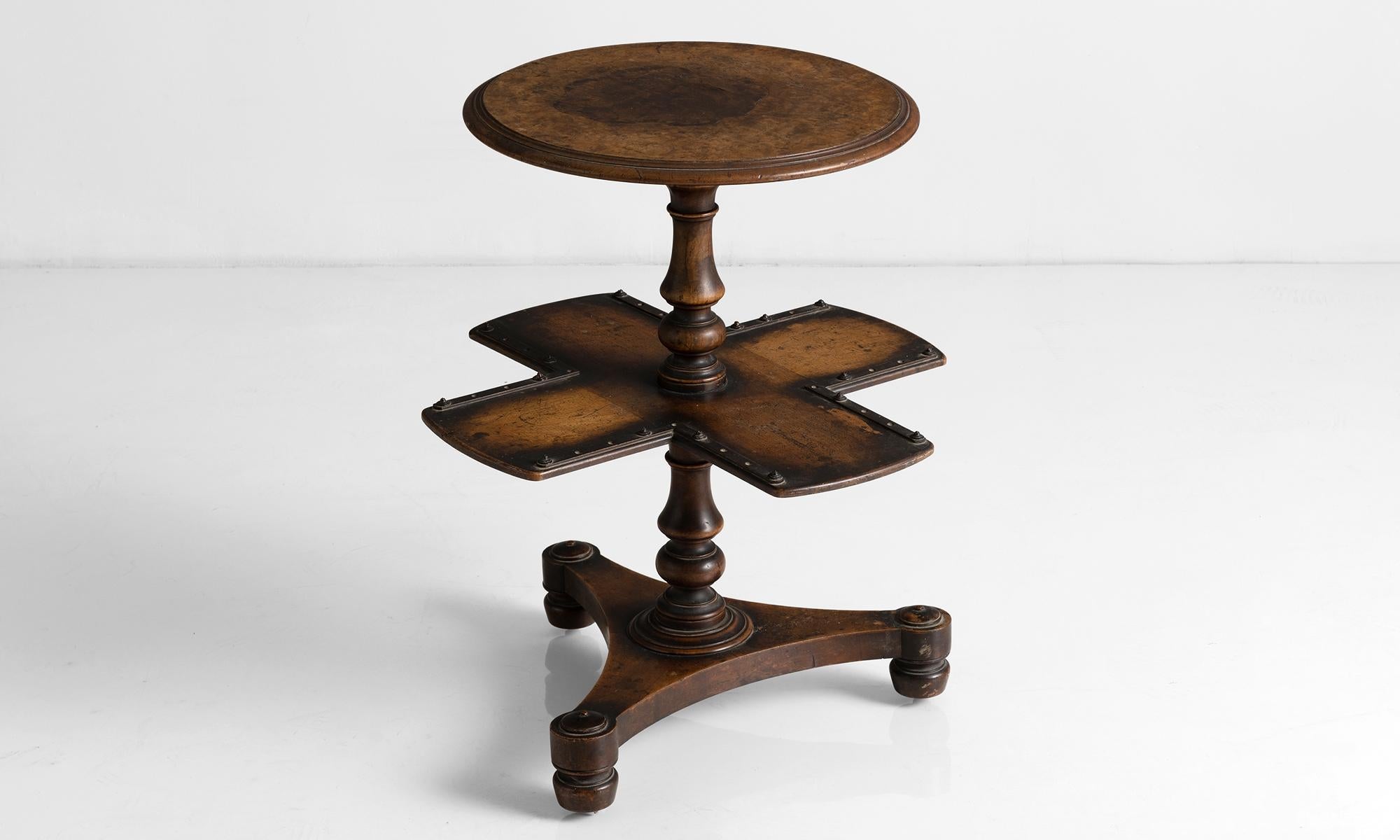 Two-tier occasional table.

England 19th century.

Two-tiered side table with rotating bottom shelf.

Mesures: 22.5”dia x 26.5” height.