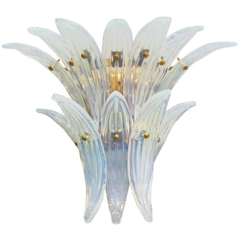 Applique italiana con 12 foglie in vetro di Murano opalino soffiato a mano, montate su una struttura in metallo con finitura bronzo / Made in Italy
Larghezza: 19 pollici / Altezza: 15 pollici / Profondità: 9 & 19 pollici
2 luci / tipo E12 o E14 /
