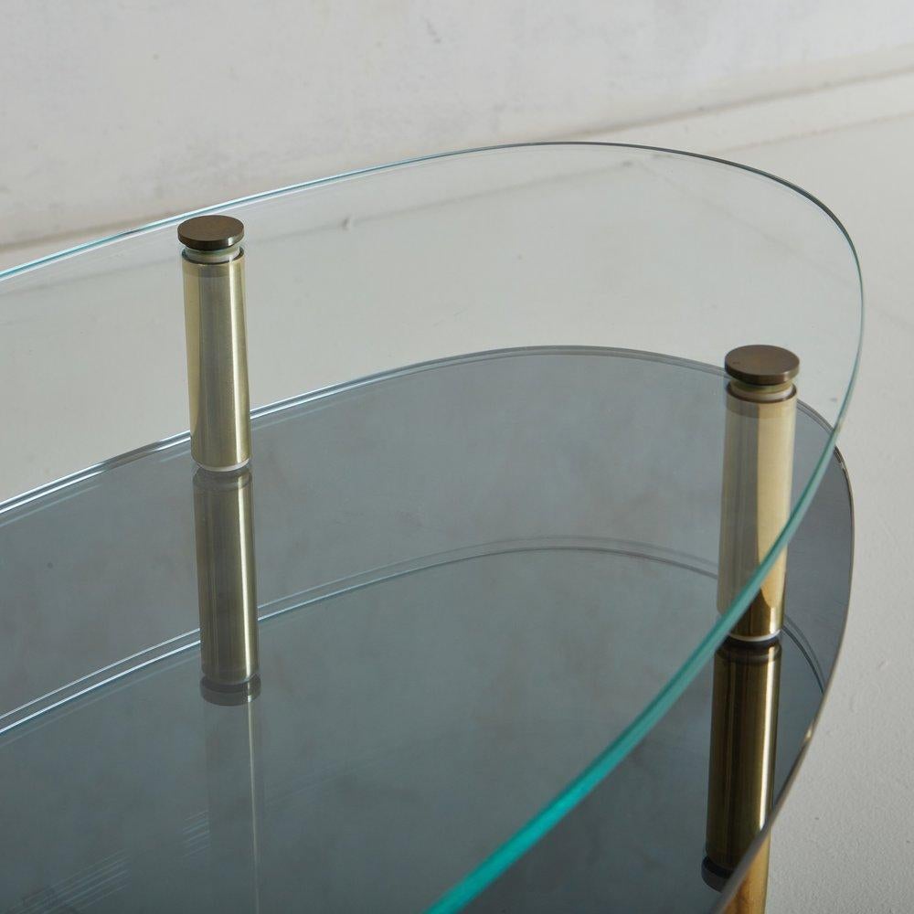 Français Table basse ovale à deux niveaux en verre et laiton, France, années 1950 en vente
