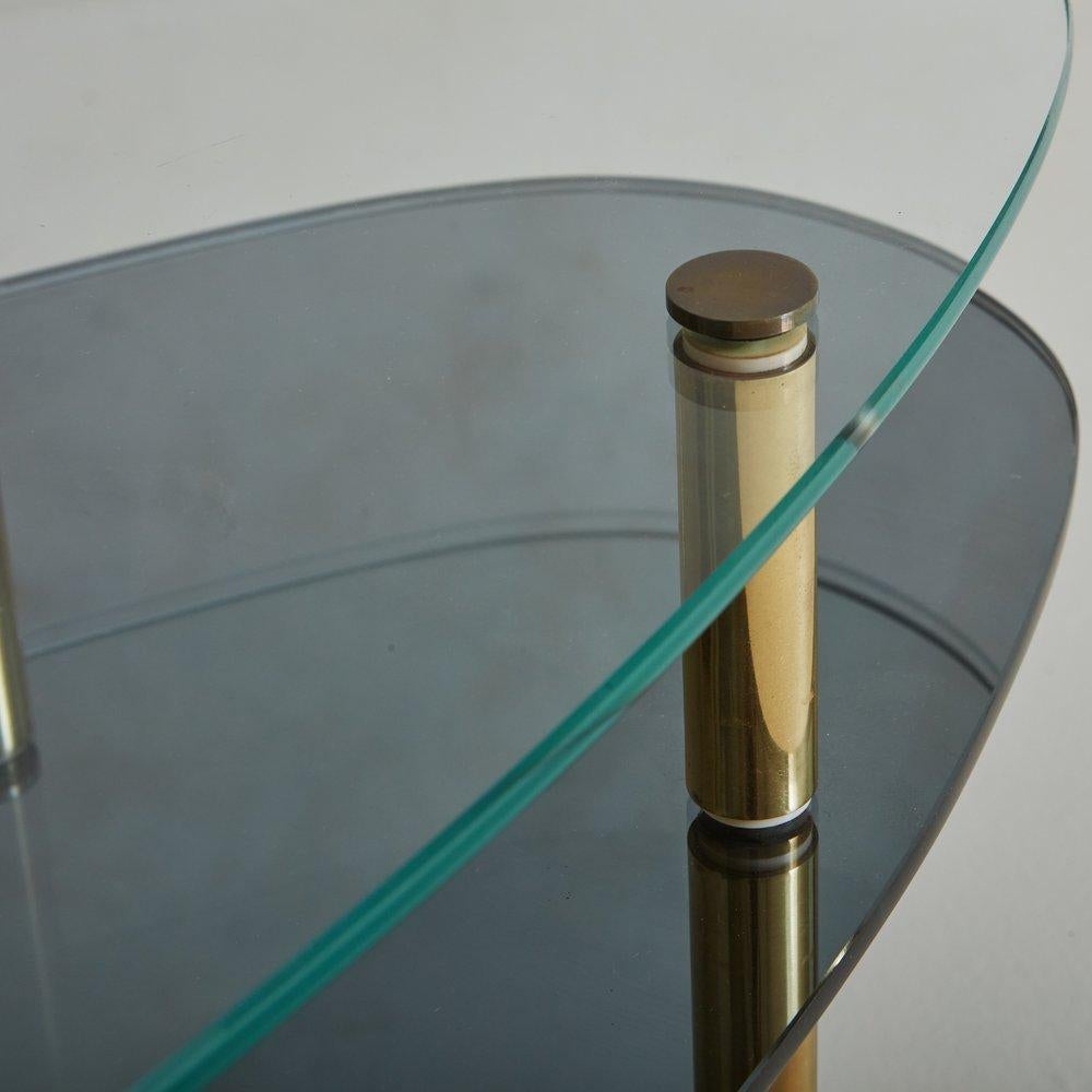 Milieu du XXe siècle Table basse ovale à deux niveaux en verre et laiton, France, années 1950 en vente
