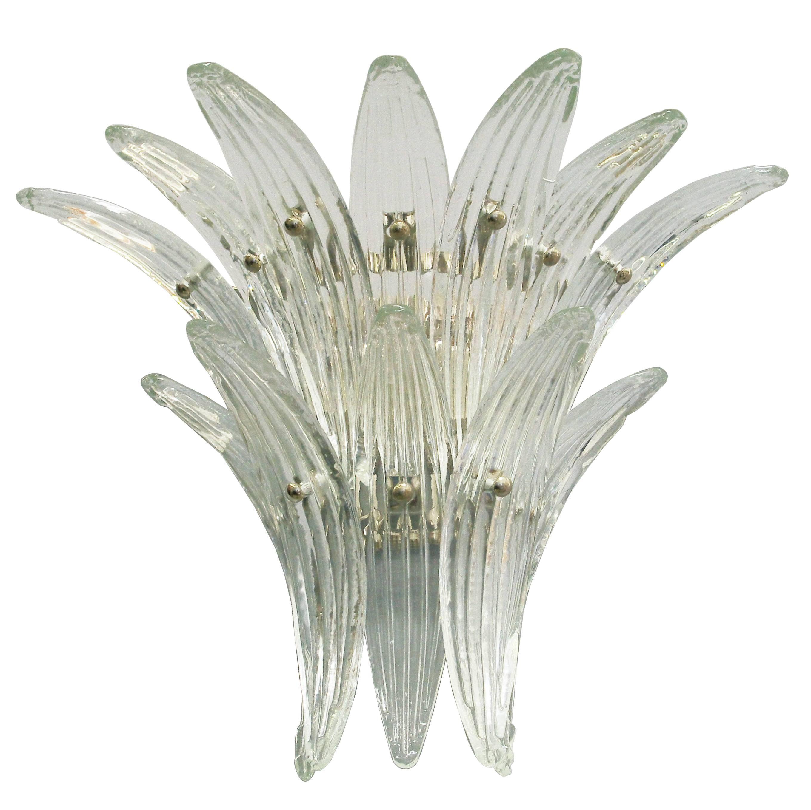 Aplique italiano Palmette con 12 hojas de cristal de Murano transparente montadas en un marco de metal cromado de Fabio Ltd, fabricado en Italia
2 luces / tipo E12 o E14 / máx. 40W cada una
Medidas: Alto 15 pulgadas, ancho 19 pulgadas, fondo 9,5