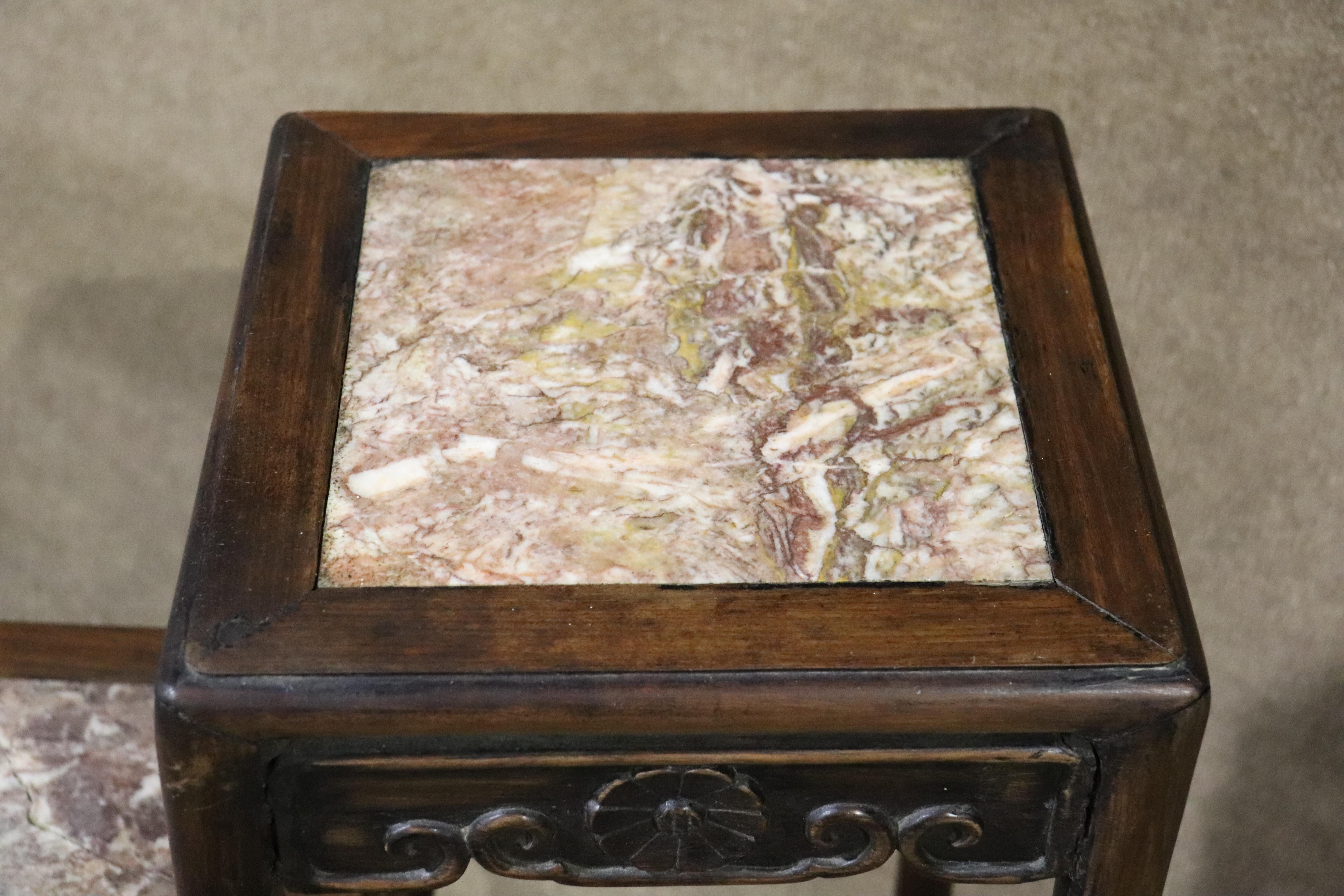 Cette table au motif asiatique comporte deux niveaux de marbre, parfaits pour présenter vos plantes. Décorations florales et rinceaux sculptés sur le pourtour.
Veuillez confirmer le lieu NY ou NJ