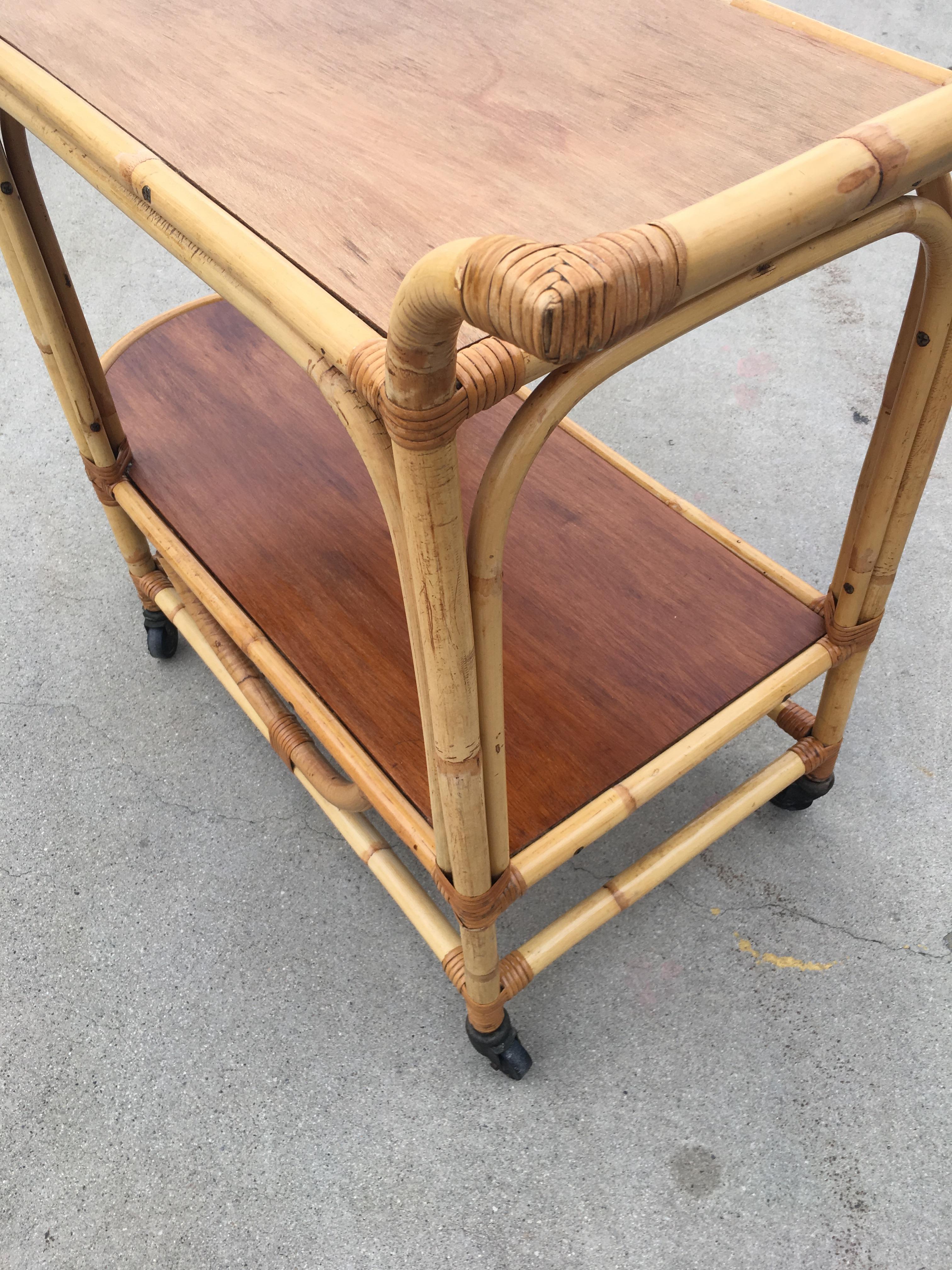 Mid-Century moderno Carrello da bar a due piani in rattan e mogano Tombstone in vendita