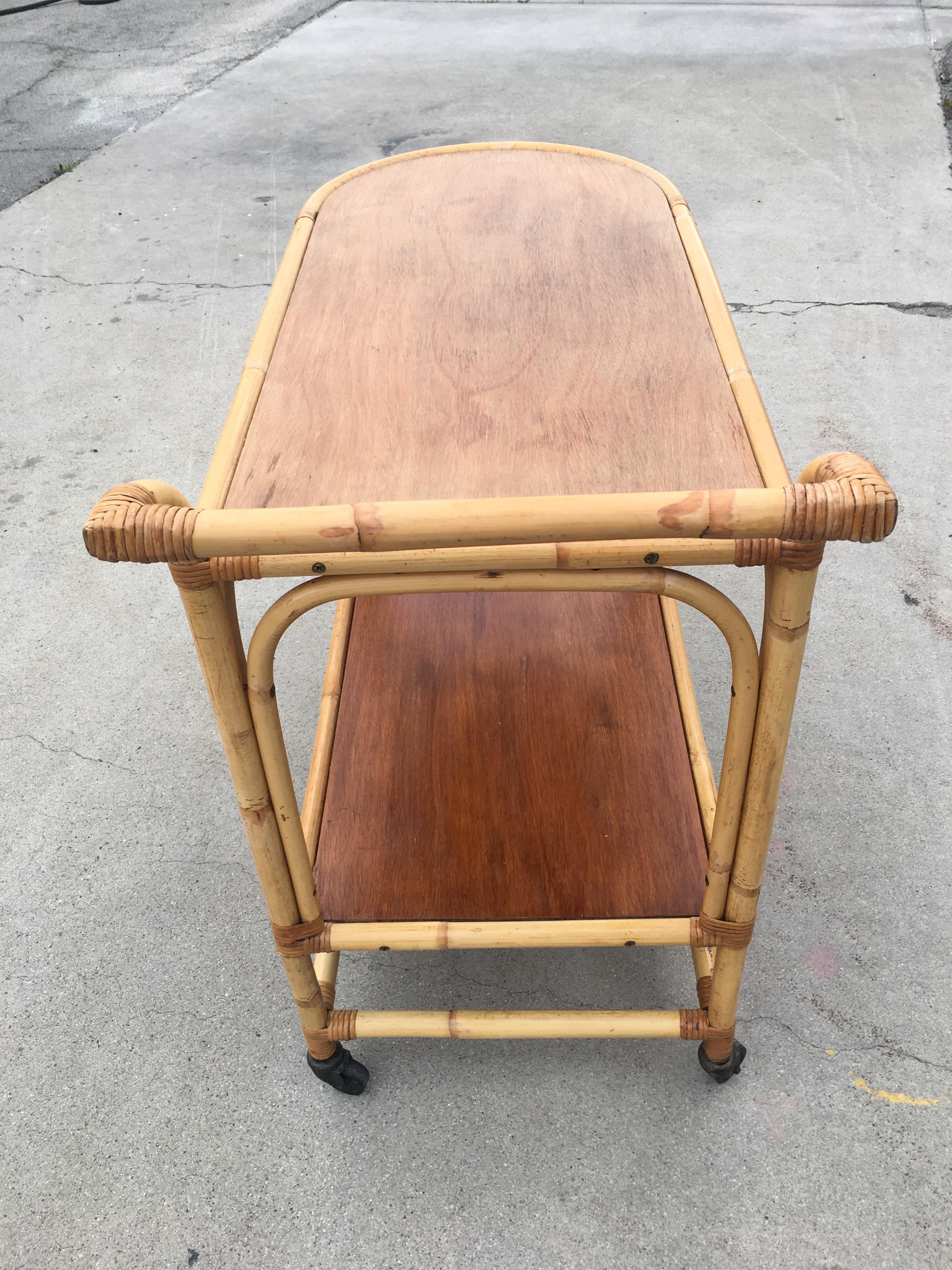 Americano Carrello da bar a due piani in rattan e mogano Tombstone in vendita