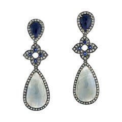 Boucles d'oreilles pendantes à deux niveaux en saphir avec motif en diamant en or 18k et argent