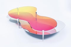 Table basse sculpturale à deux niveaux en verre dichroïque par Oda LIK Studio
