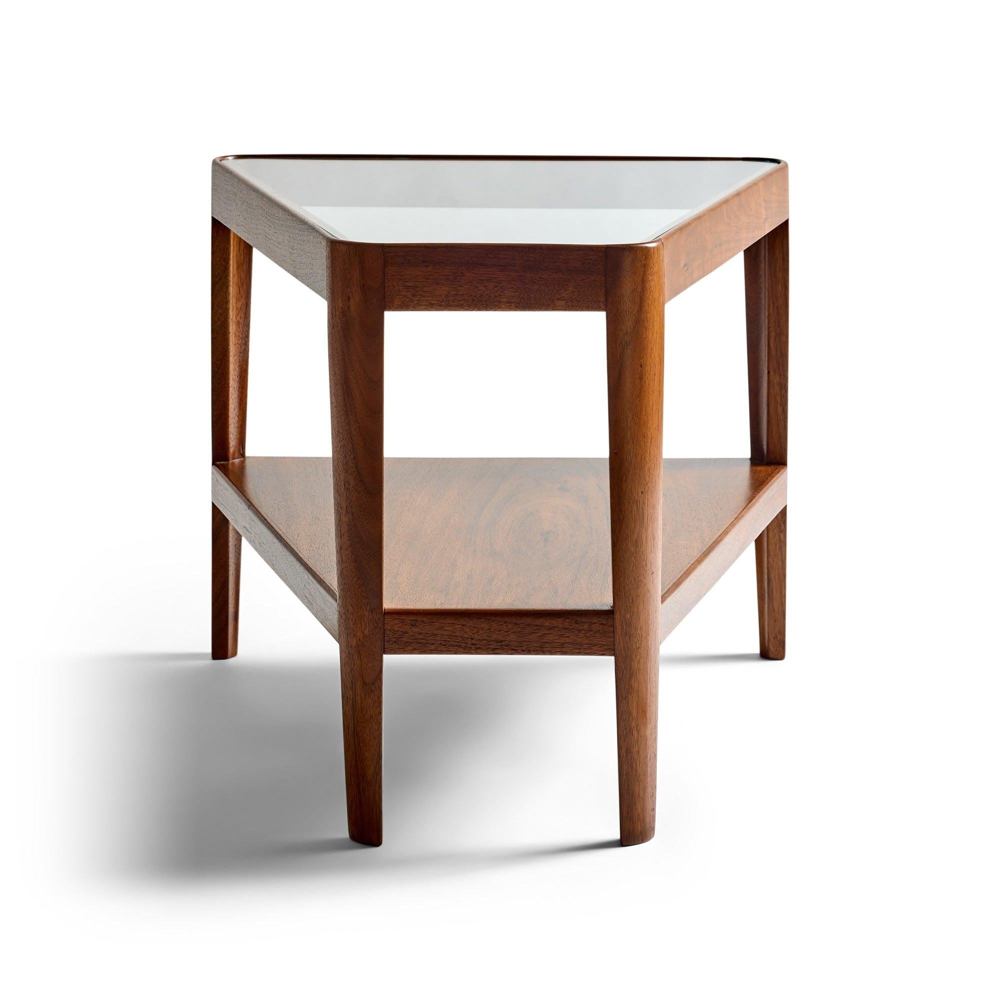 Table d'appoint trapzoïde à deux niveaux en acajou avec un plateau en verre et une étagère en bois.