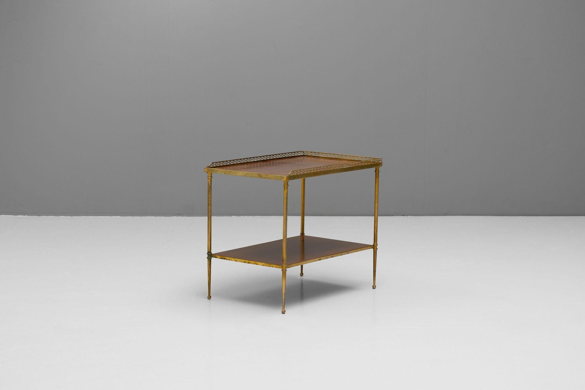 Table d'appoint à deux niveaux à cadre en laiton avec étagères en acajou et plateau à galandage. Circa 1920
H 53cm x L 40cm x P 62cm