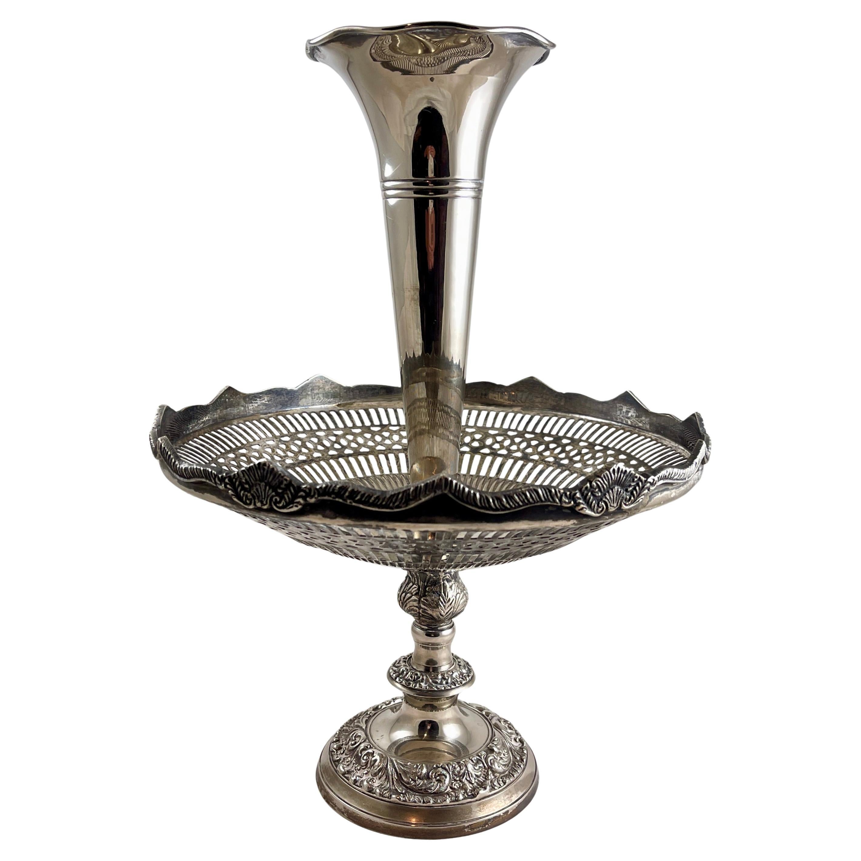 Tavolo con piedistallo a due piani placcato argento Epergne