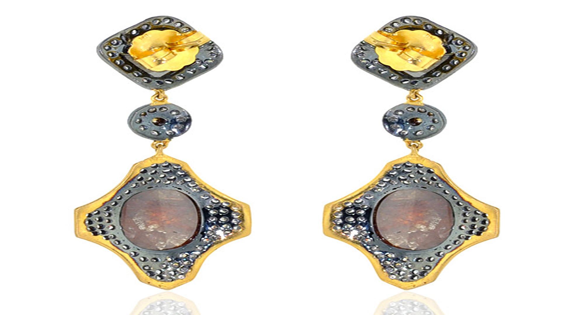 Zweistufige Diamant-Ohrringe aus 14 Karat Gelbgold mit geschliffenen Diamanten und Pavé-Diamanten (Gemischter Schliff) im Angebot